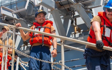 USS Benfold (DDG 65) replenishes in in Subic Bay