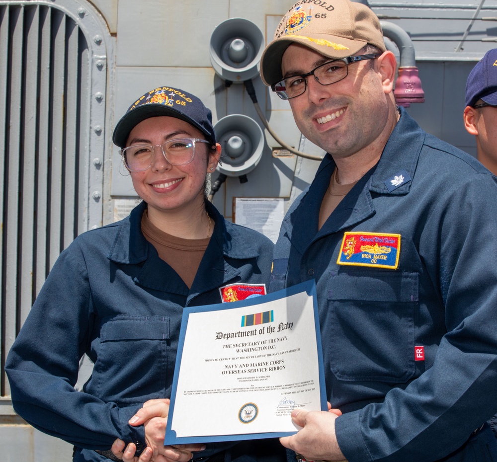 USS Benfold (DDG 65) holds awards quarters