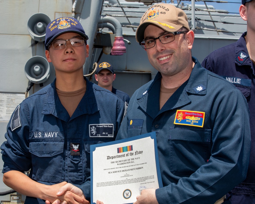 USS Benfold (DDG 65) holds awards quarters