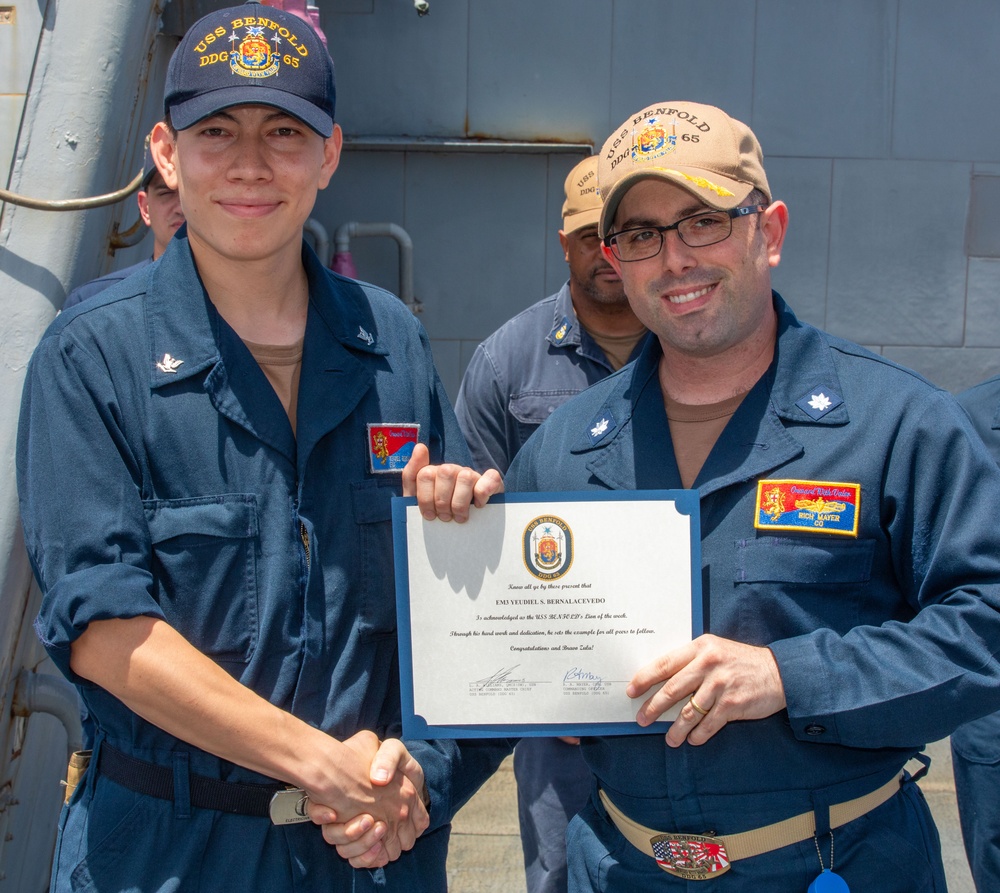 USS Benfold (DDG 65) holds awards quarters