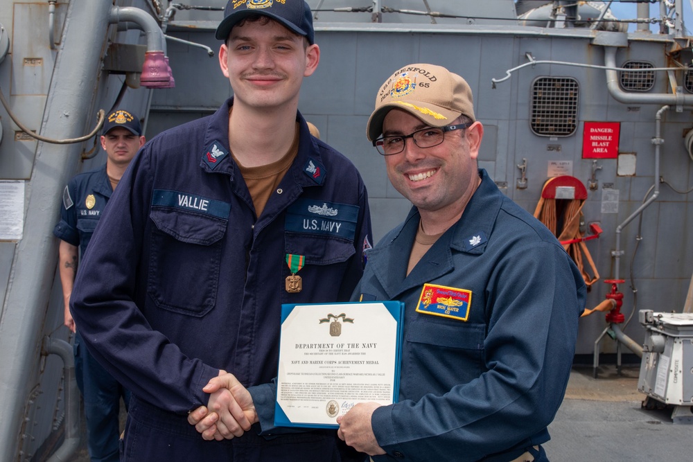 USS Benfold (DDG 65) holds awards quarters