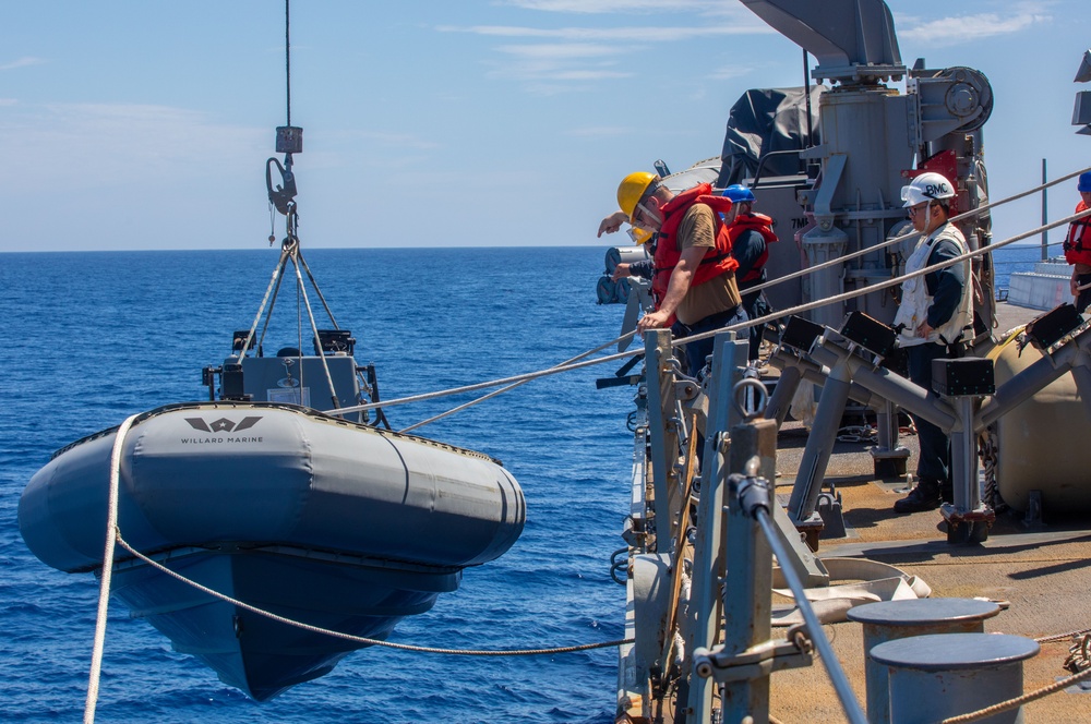 USS Benfold (DDG 65) holds awards quarters