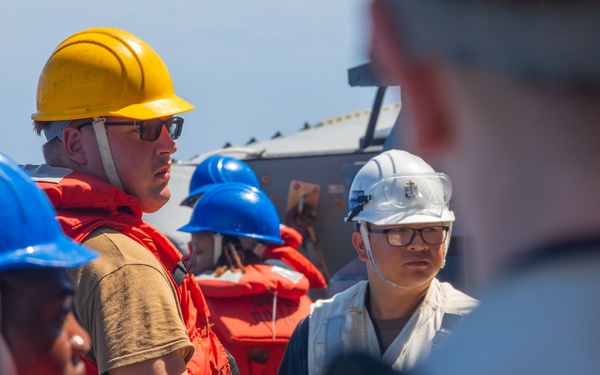 USS Benfold (DDG 65) holds awards quarters