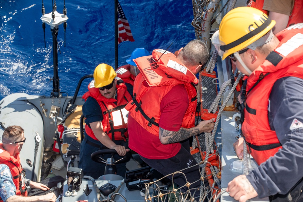 USS Benfold (DDG 65) holds awards quarters