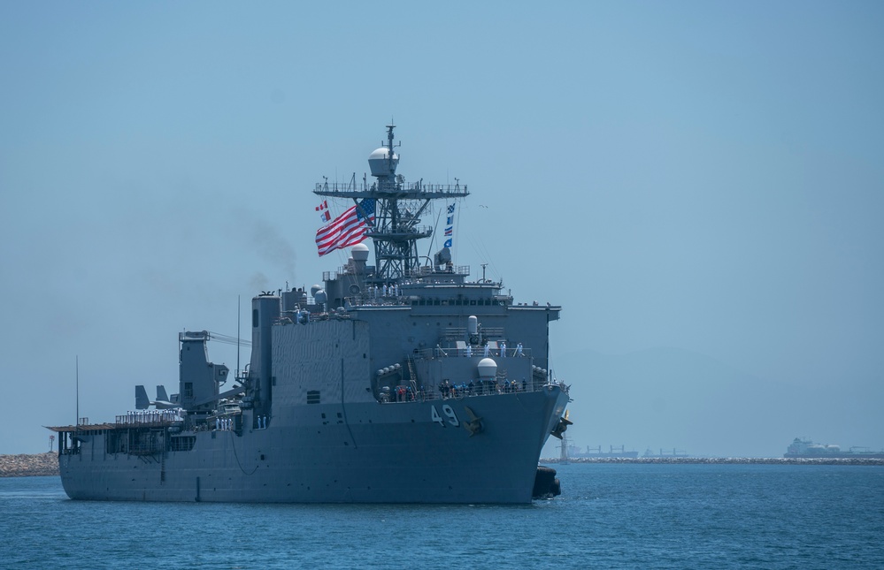 USS Harpers Ferry arrives in Los Angeles for LA Fleet Week