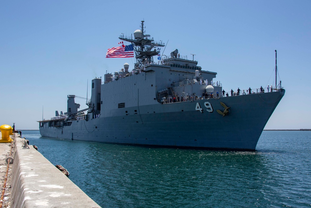 USS Harpers Ferry arrives in Los Angeles for LA Fleet Week