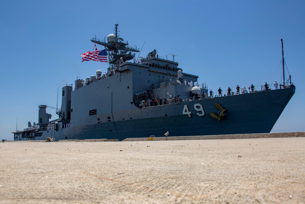 USS Harpers Ferry arrives in Los Angeles for LA Fleet Week