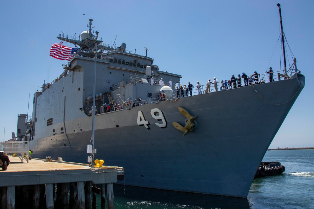 USS Harpers Ferry arrives in Los Angeles for LA Fleet Week
