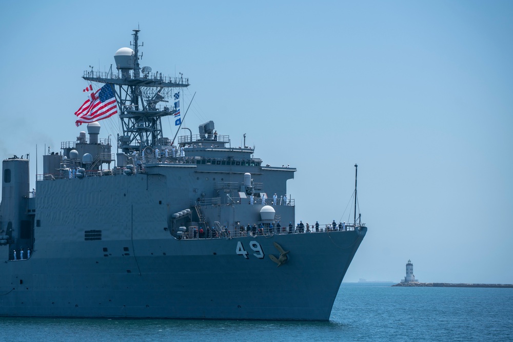 USS Harpers Ferry arrives in Los Angeles for LA Fleet Week