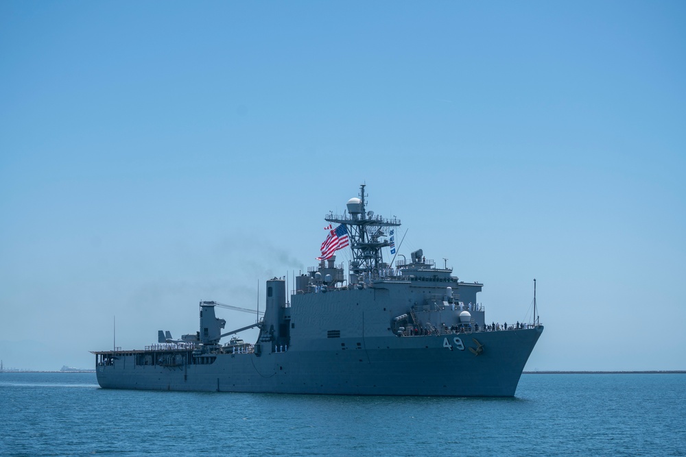 USS Harpers Ferry arrives in Los Angeles for LA Fleet Week