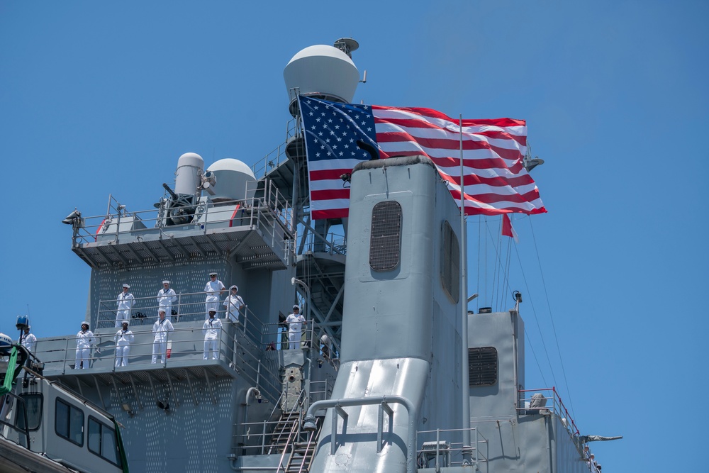 USS Harpers Ferry arrives in Los Angeles for LA Fleet Week