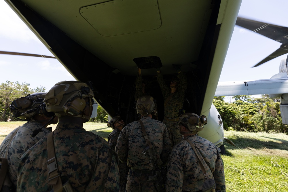 31st MEU Marines conduct Fast Rope Masters Sustainment Training