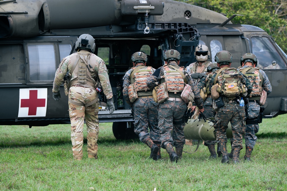 1-228 Aviation Regiment Soldiers lead hoist training during CENTAM Guardian 25