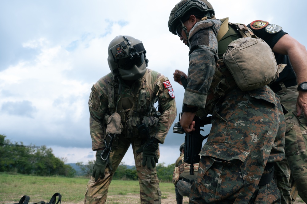 1-228 Aviation Regiment Soldiers lead hoist training during CENTAM Guardian 25
