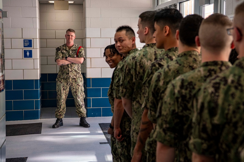 MCPON Honea attends Recruit Training Command &quot;Pizza Night&quot;