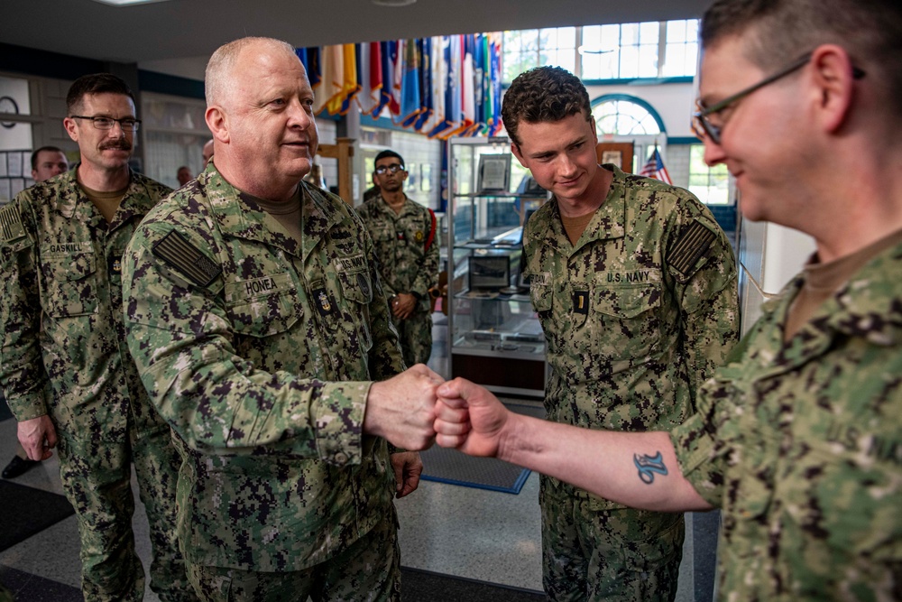 MCPON Honea attends Recruit Training Command &quot;Pizza Night&quot;