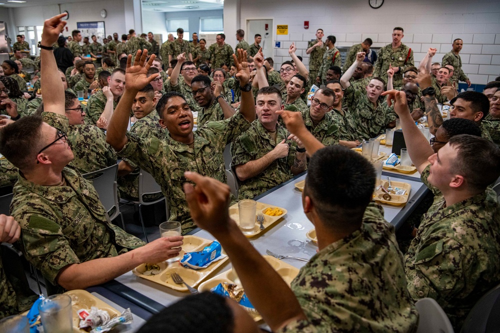 MCPON Honea attends Recruit Training Command &quot;Pizza Night&quot;