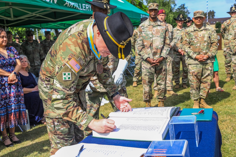 2CR Soldiers and families welcome the 36th regimental CSM