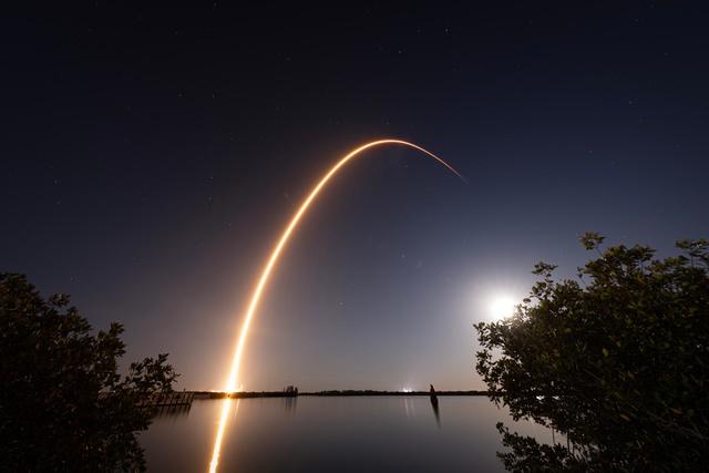 Starlink 12-17 Launches from Kennedy Space Center