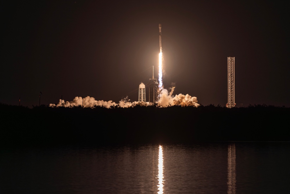 Starlink 12-17 Launches from Kennedy Space Center