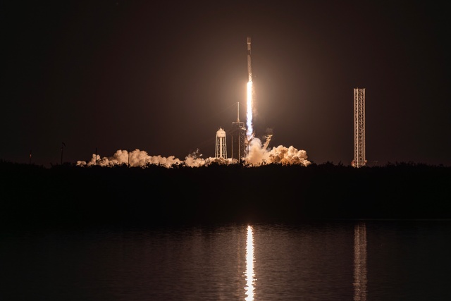 Starlink 12-17 Launches from Kennedy Space Center