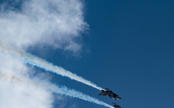 Thunderbirds Perform at Power in the Pines Air Show