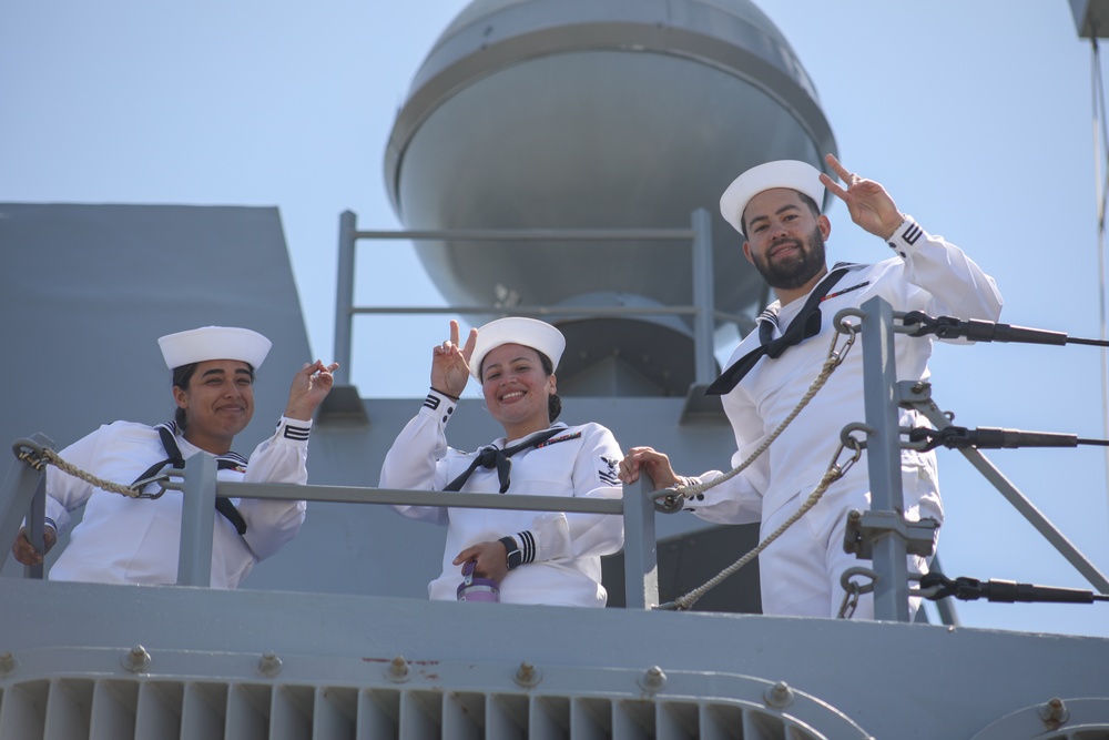 USS Carl M. Levin arrives in Los Angeles for LA Fleet Week