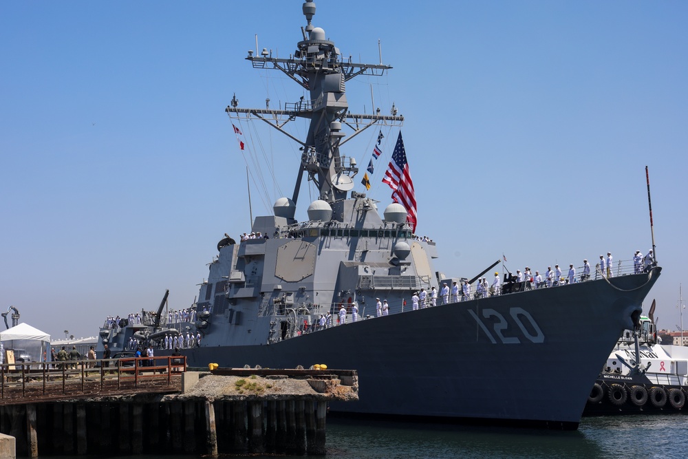 USS Carl M. Levin arrives in Los Angeles for LA Fleet Week