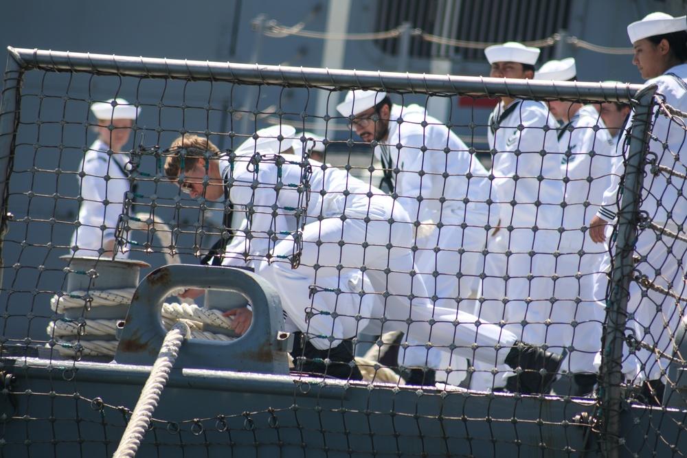 USS Carl M. Levin arrives in Los Angeles for LA Fleet Week