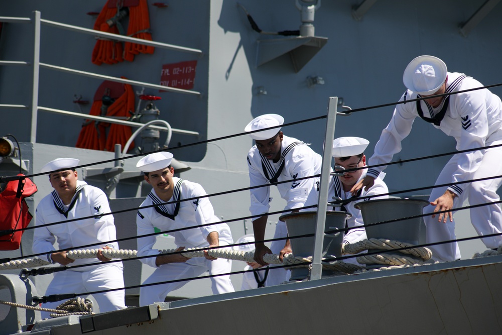 USS Carl M. Levin arrives in Los Angeles for LA Fleet Week