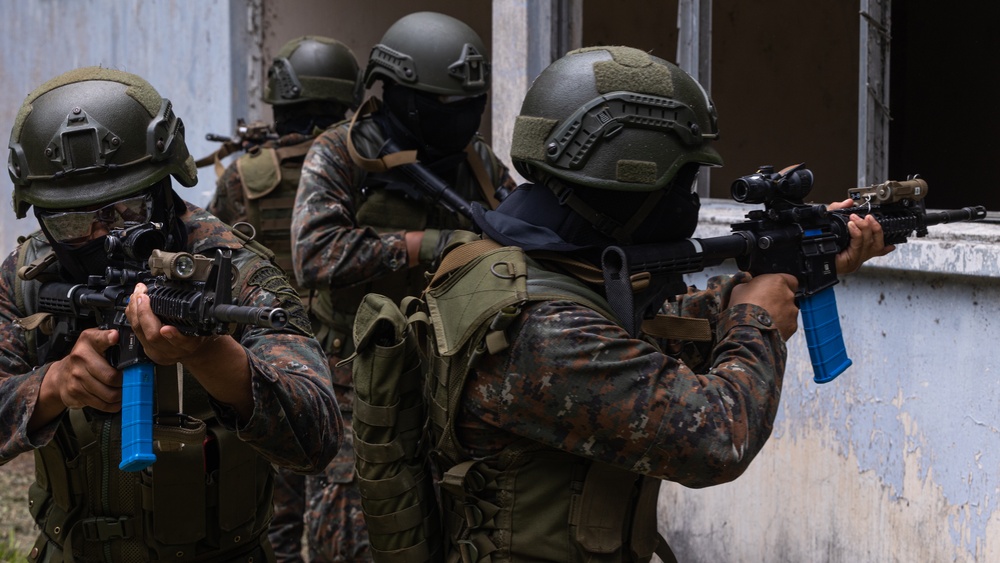 Marines instruct Guatemalan Paracaidistas in ambush tactics