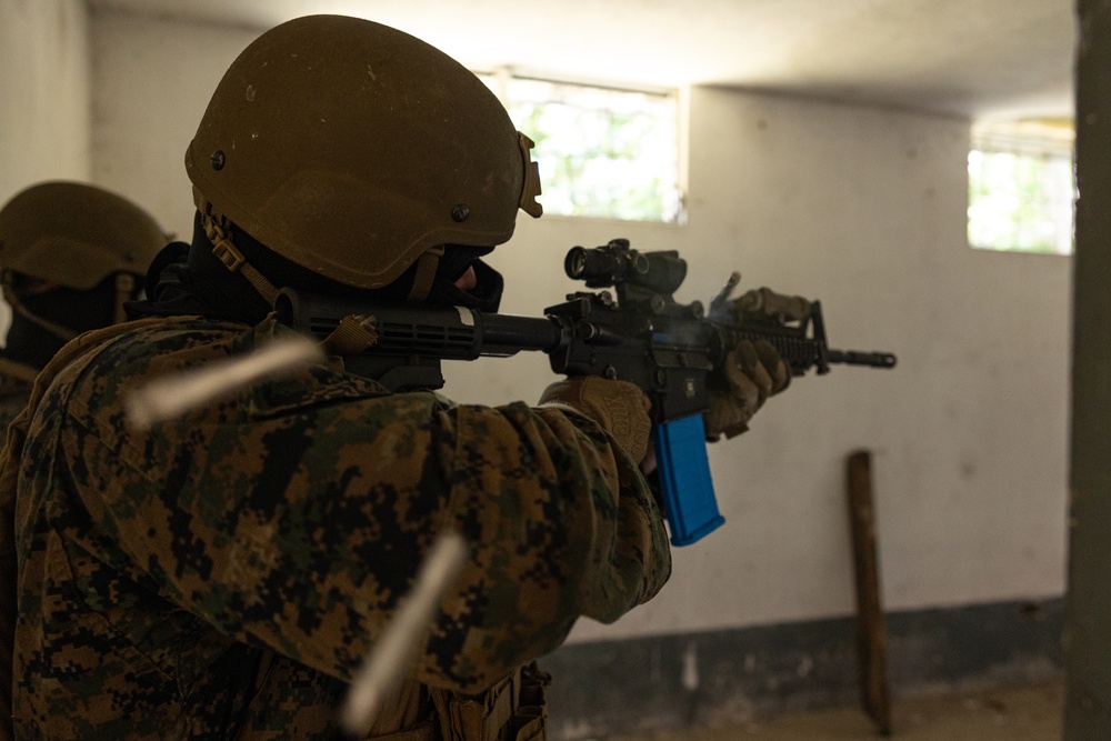Marines instruct Guatemalan Paracaidistas in ambush tactics