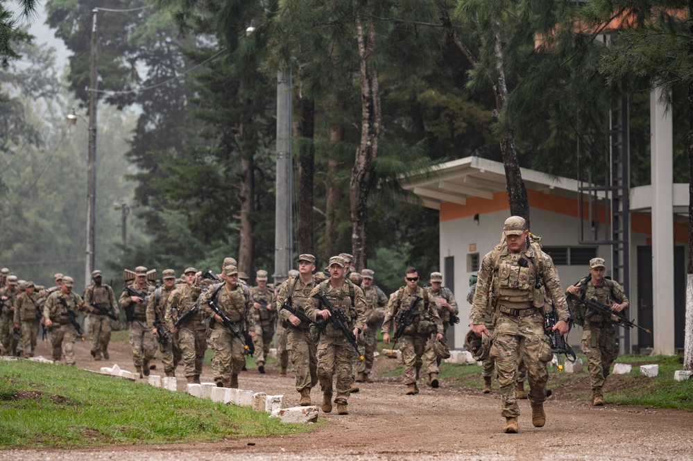 1-228 Aviation Regiment collaborates with Arkansas National Guard, Honduran, El Salvadoran soldiers for load training