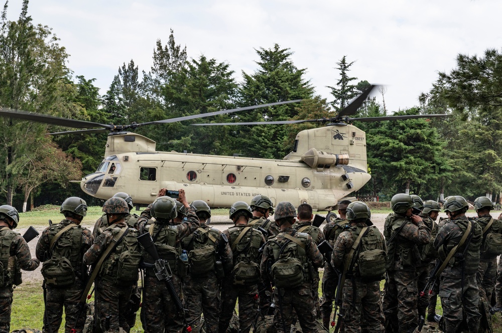 1-228 Aviation Regiment collaborates with Arkansas National Guard, Honduran, El Salvadoran soldiers for load training