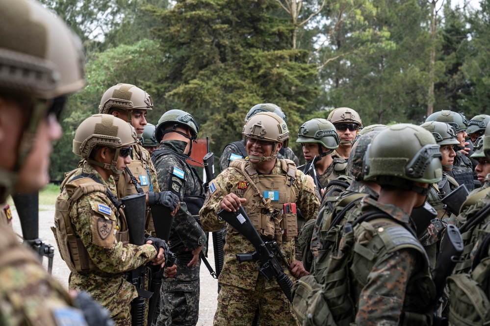 1-228 Aviation Regiment collaborates with Arkansas National Guard, Honduran, El Salvadoran soldiers for load training