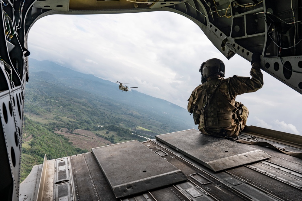 1-228 Aviation Regiment collaborates with Arkansas National Guard, Honduran, El Salvadoran soldiers for load training