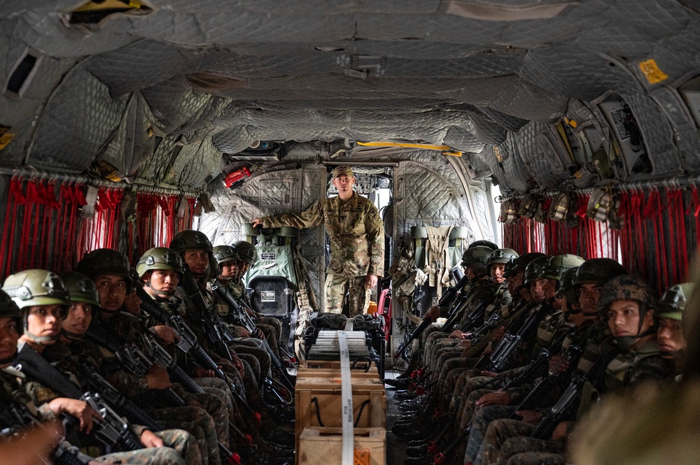 1-228 Aviation Regiment collaborates with Arkansas National Guard, Honduran, El Salvadoran soldiers for load training