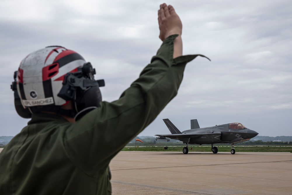 U.S. Marine Corps F-35Bs refuel at Osan Air Base