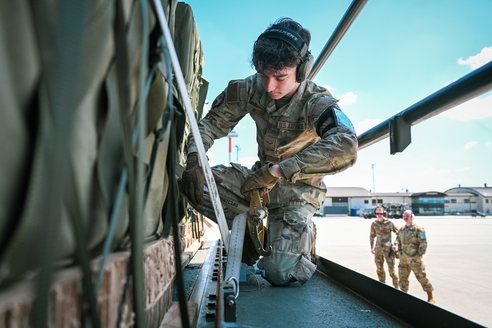 726th Air Mobility Squadron partners with 173rd Airborne Brigade to Execute Swift Response 25