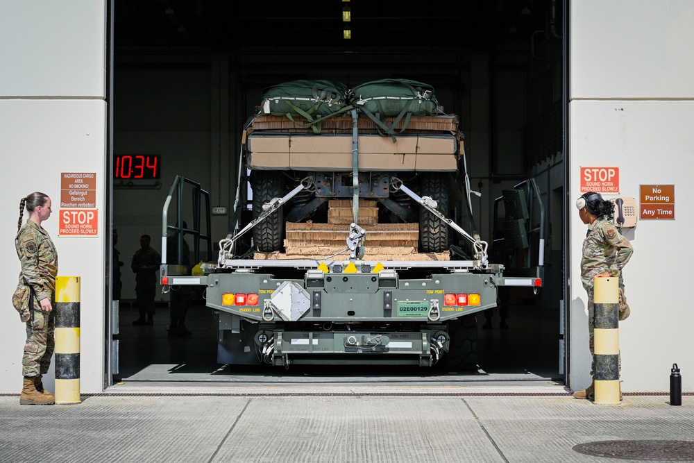 726th Air Mobility Squadron partners with 173rd Airborne Brigade to Execute Swift Response 25