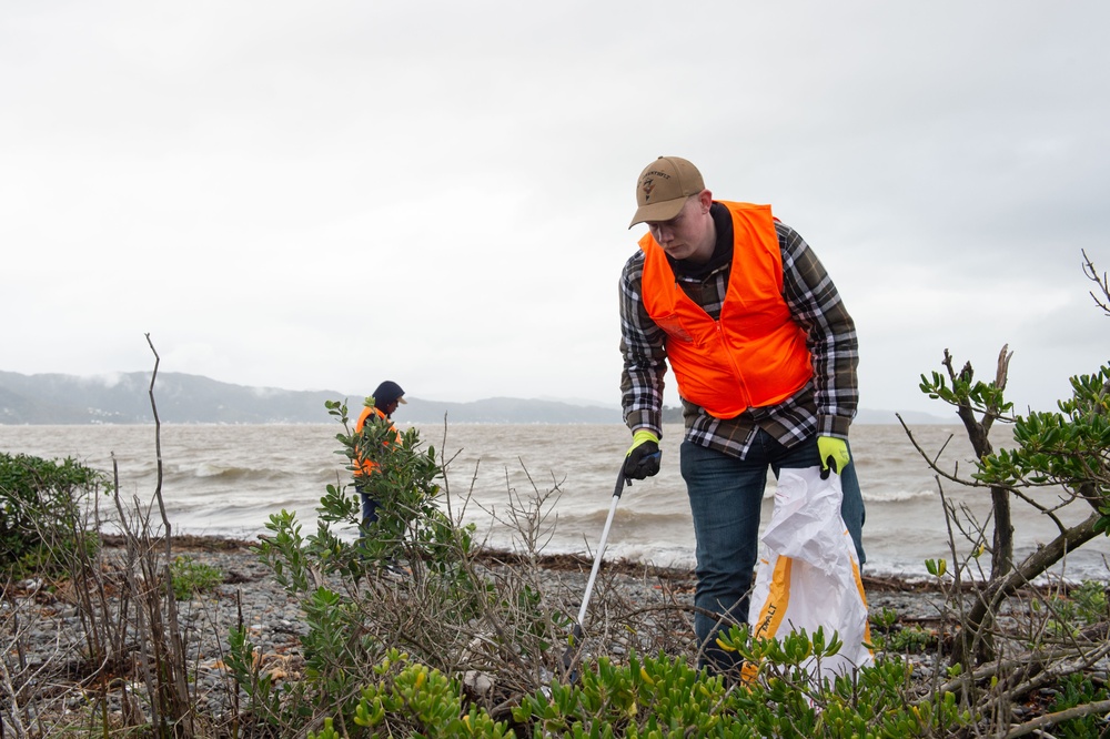 Blue Ridge Sailors clean a beach with the New Zealand Defence Force