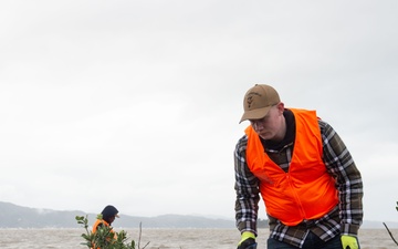 Blue Ridge Sailors clean a beach with the New Zealand Defence Force