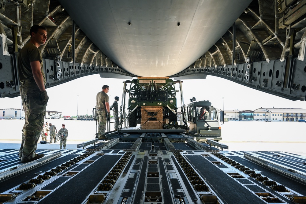 726th Air Mobility Squadron partners with 173rd Airborne Brigade to Execute Swift Response 25