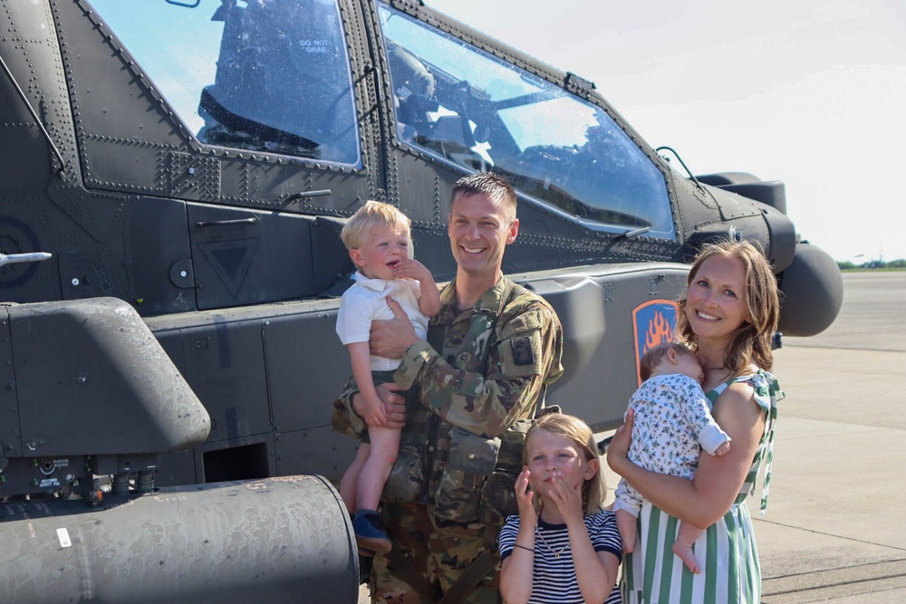 Lt. Col. Jeffrey Meinders completes final flight as 1-3 Attack Battalion commander