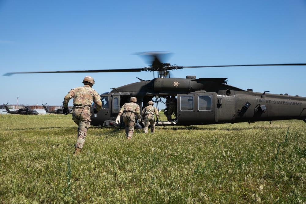 101st Airborne Division (Air Assault) Conducts Air Assault School In Romania