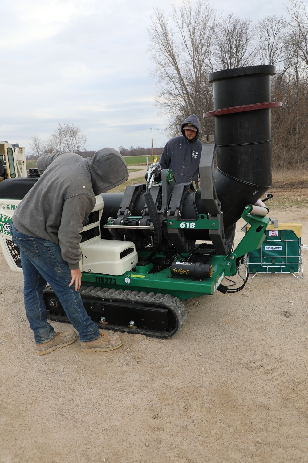 Thermofusion machine used to connect high-density polyethylene pipes