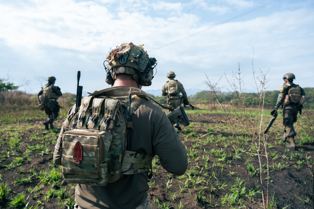 Squad attack with Guatemalan partner forces on objective