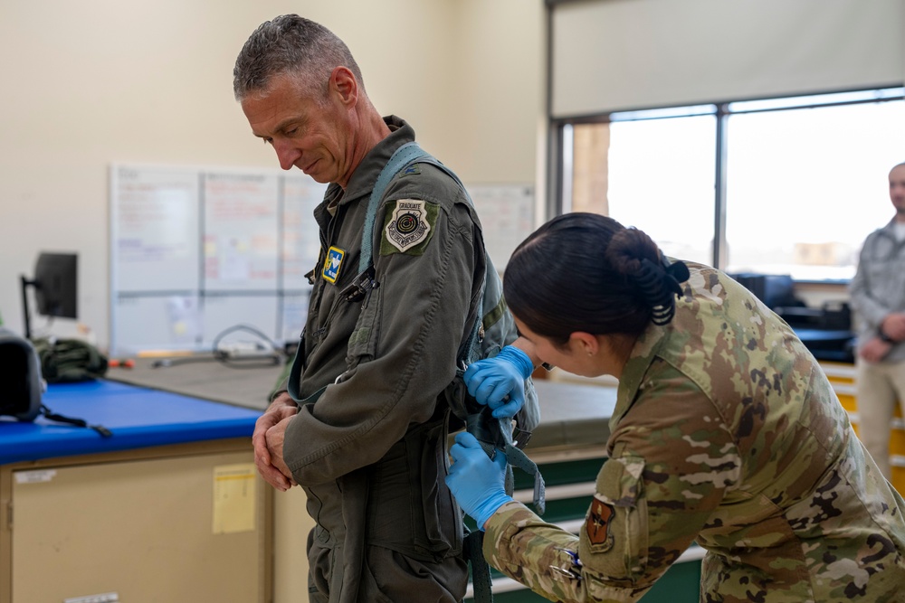 19th AF commander flies with 586th FLTS