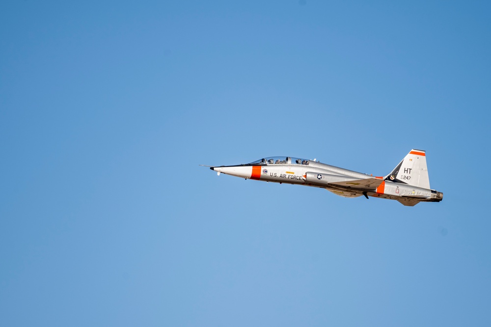 19th AF commander flies with 586th FLTS