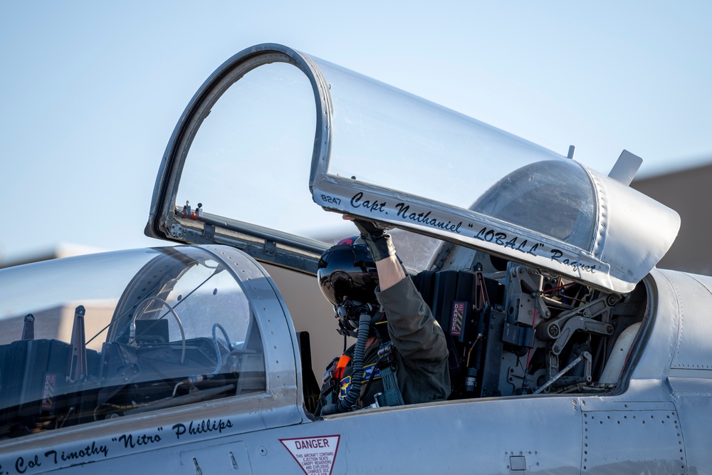 19th AF commander flies with 586th FLTS